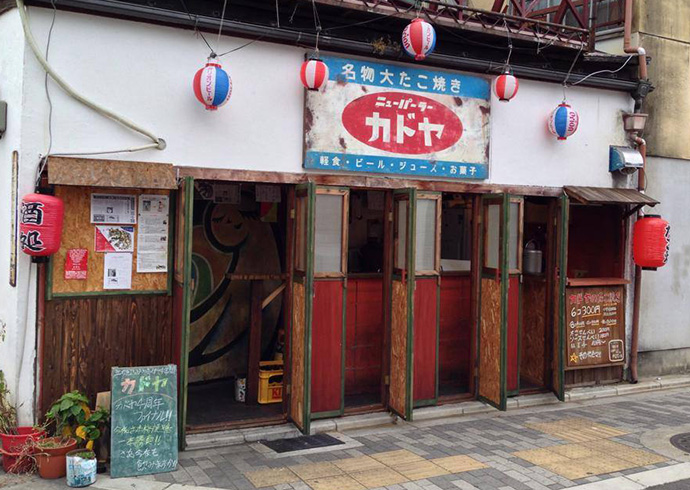 京都のカドヤ本店。住宅街ではあるが隣はゲストハウス、近くに船岡温泉もあり京都観光の拠点におススメ。