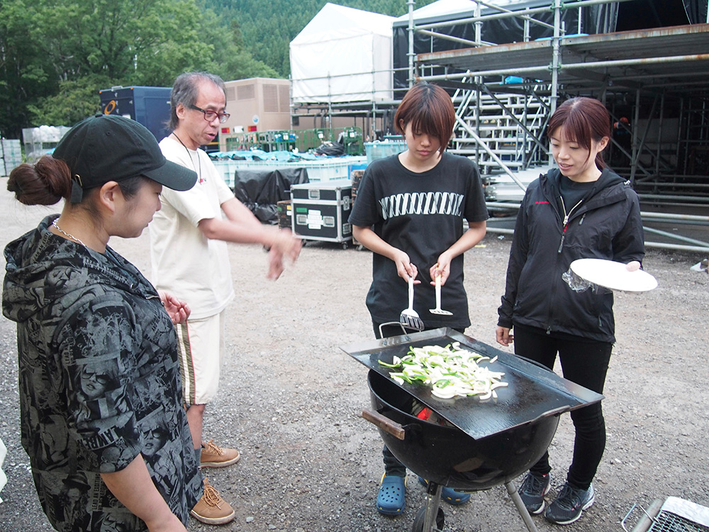 音響チームの綺麗どころに混じった西村氏。