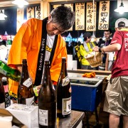 ドリンクを担当するスタッフさん。日本酒も大人気でした。