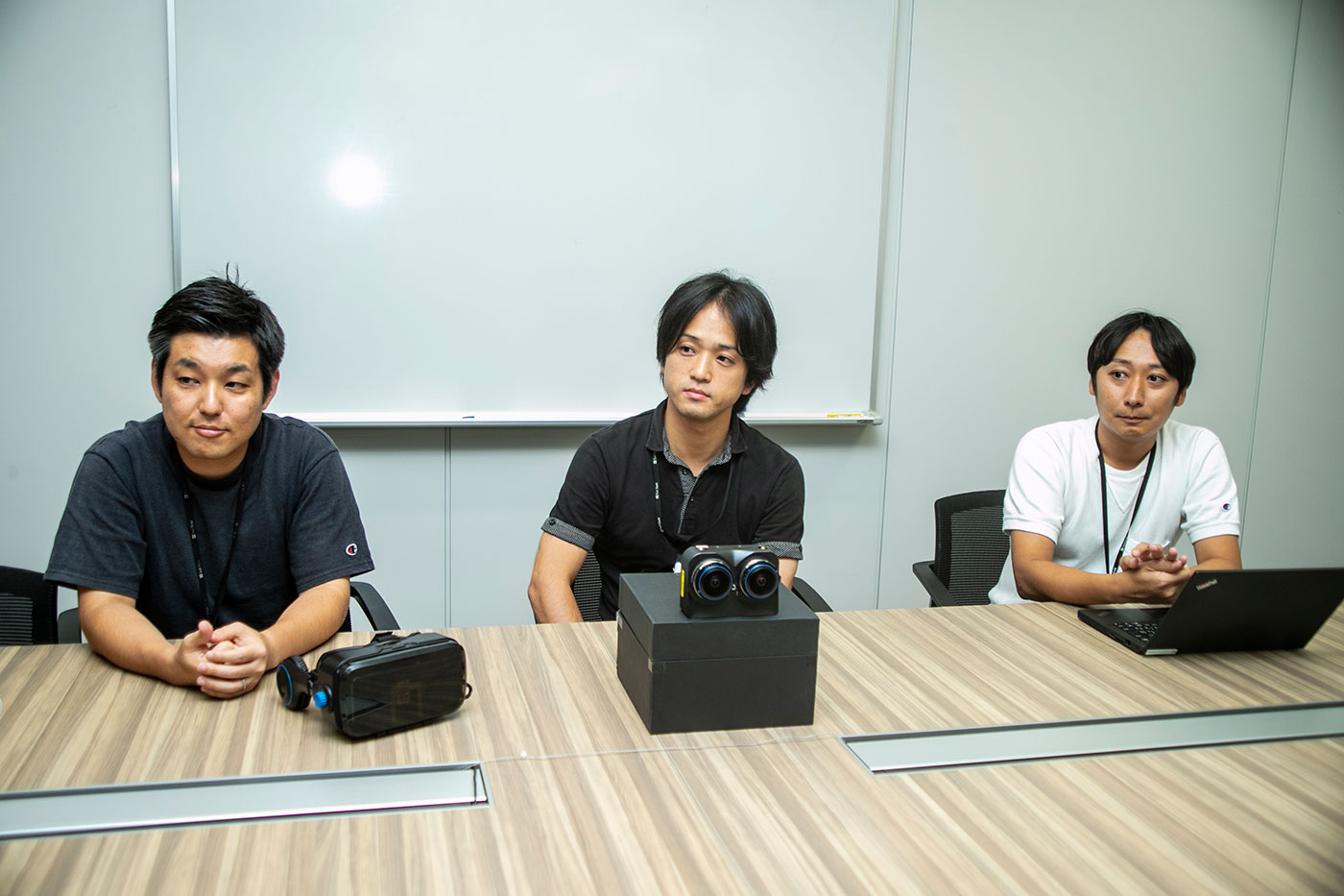 （写真左から）五十嵐和夫さん（VR担当：新規事業開発室 VR推進）、藤田誠司さん（VR担当：デバイス技術本部技術開発統括部）、新井英成さん（全体統括：コミュニケーション本部クリエイティブ部）