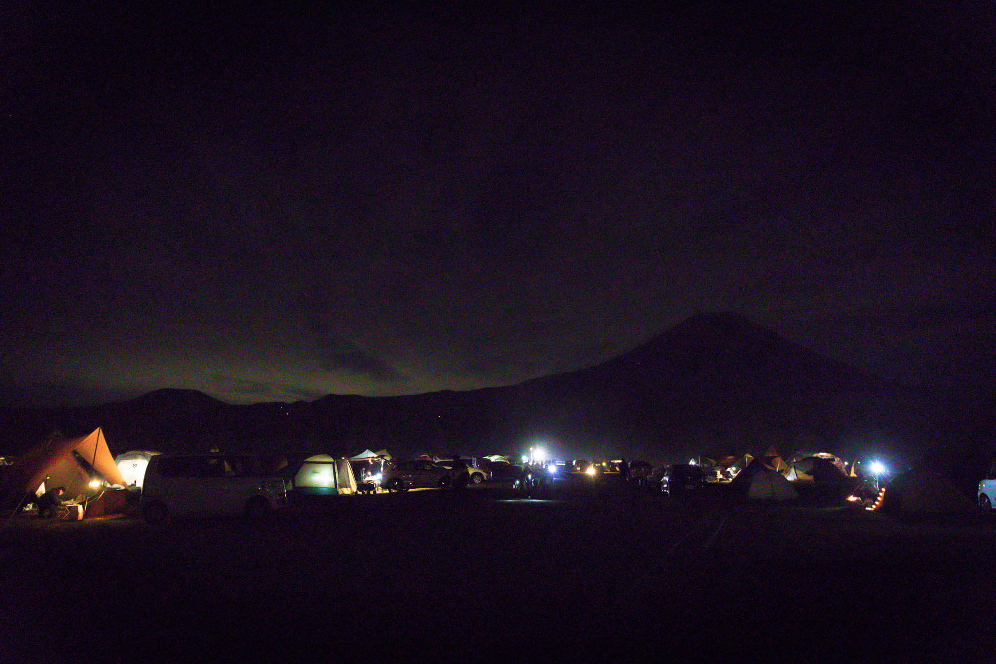 テントと富士山のシルエット