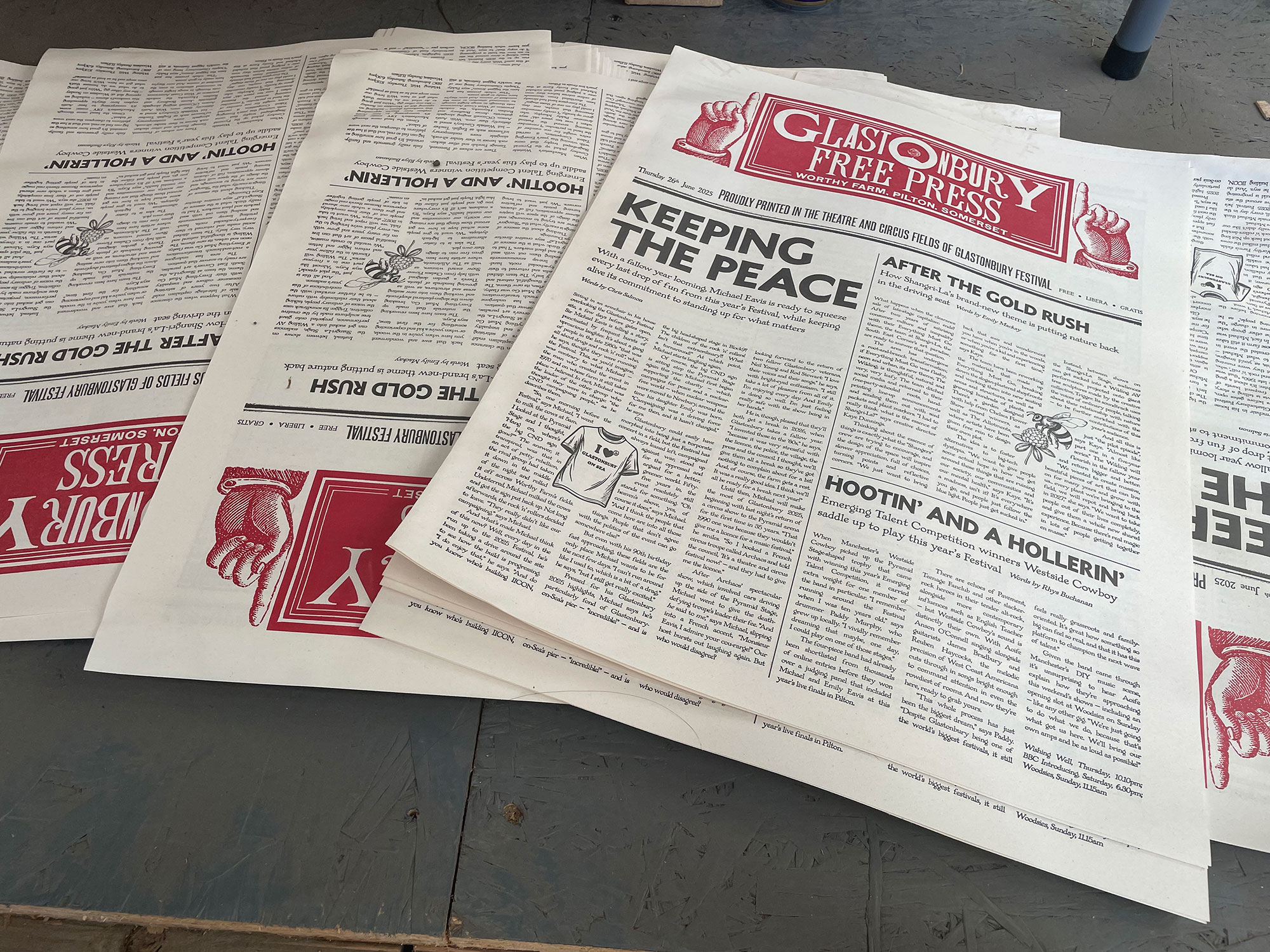6月26日発行のGLASTONEBURY FREE PRESS。グラストの主催者であるMichael Eavisのインタビューなどが掲載されている。