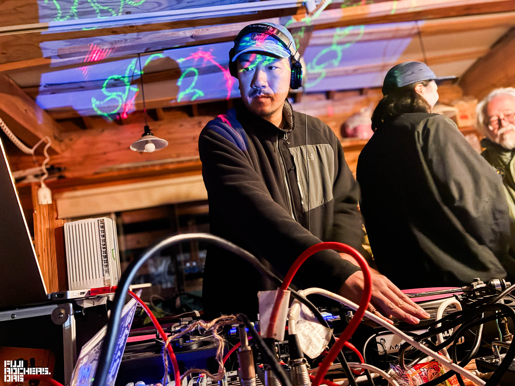 DJ TOMMY/生粋の苗場ローカルDJ。フジロックの影響でUK音楽に目覚め、DJ活動を始める。JUNGLE、DRUM&BASS、RAGGAEを軸にオーディエンスと一体になるようなプレイが得意。最近では地元の「JTRIP BAR」でクラブイベントを主催し冬の苗場の音楽シーンを盛り上げるために日々尽力している。ご実家はとみやさんという宿。