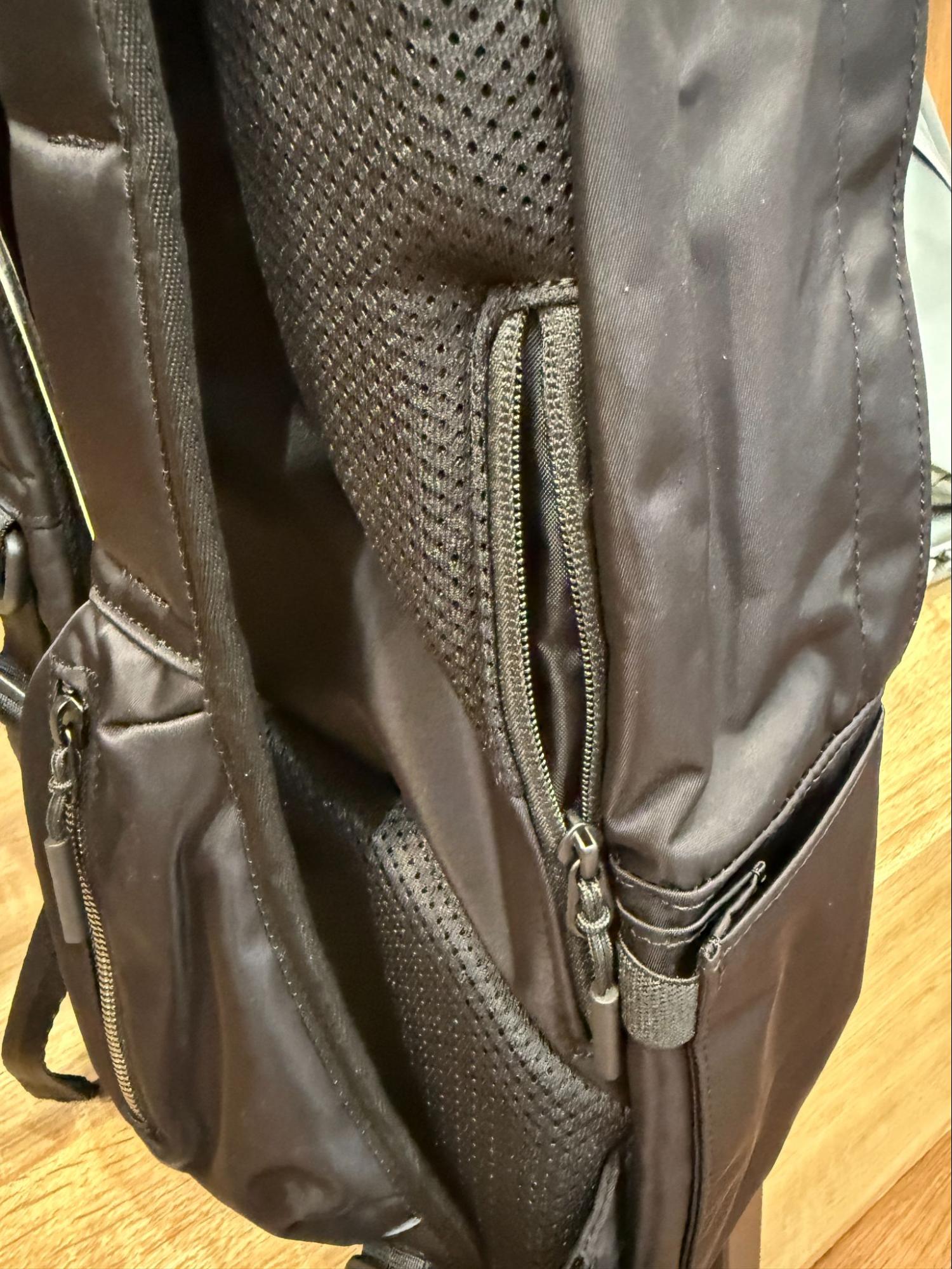 背面ポケットにチケット系を入れる?