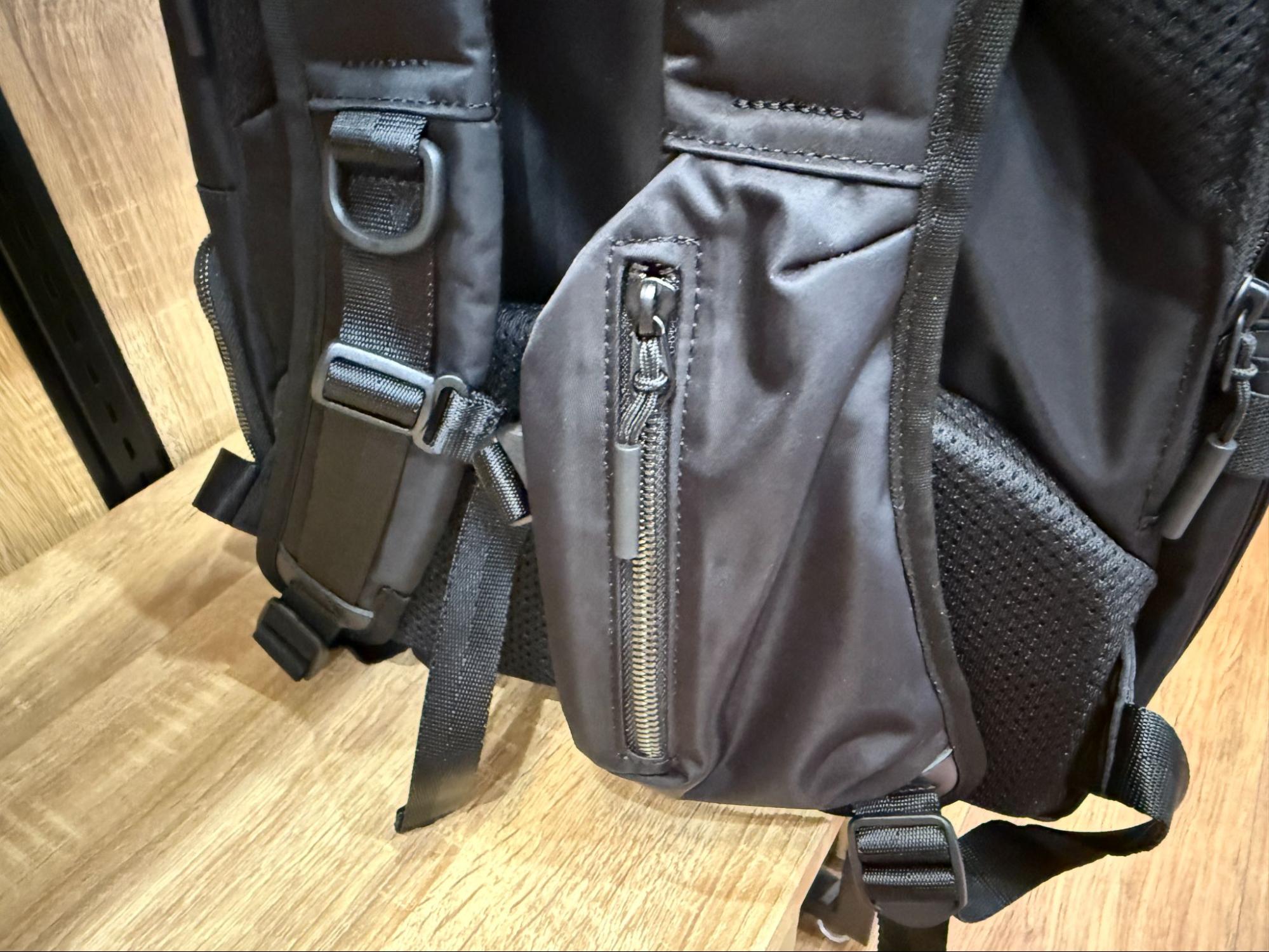 伊藤さんおススメのショルダーハーネスについたミニポケット!