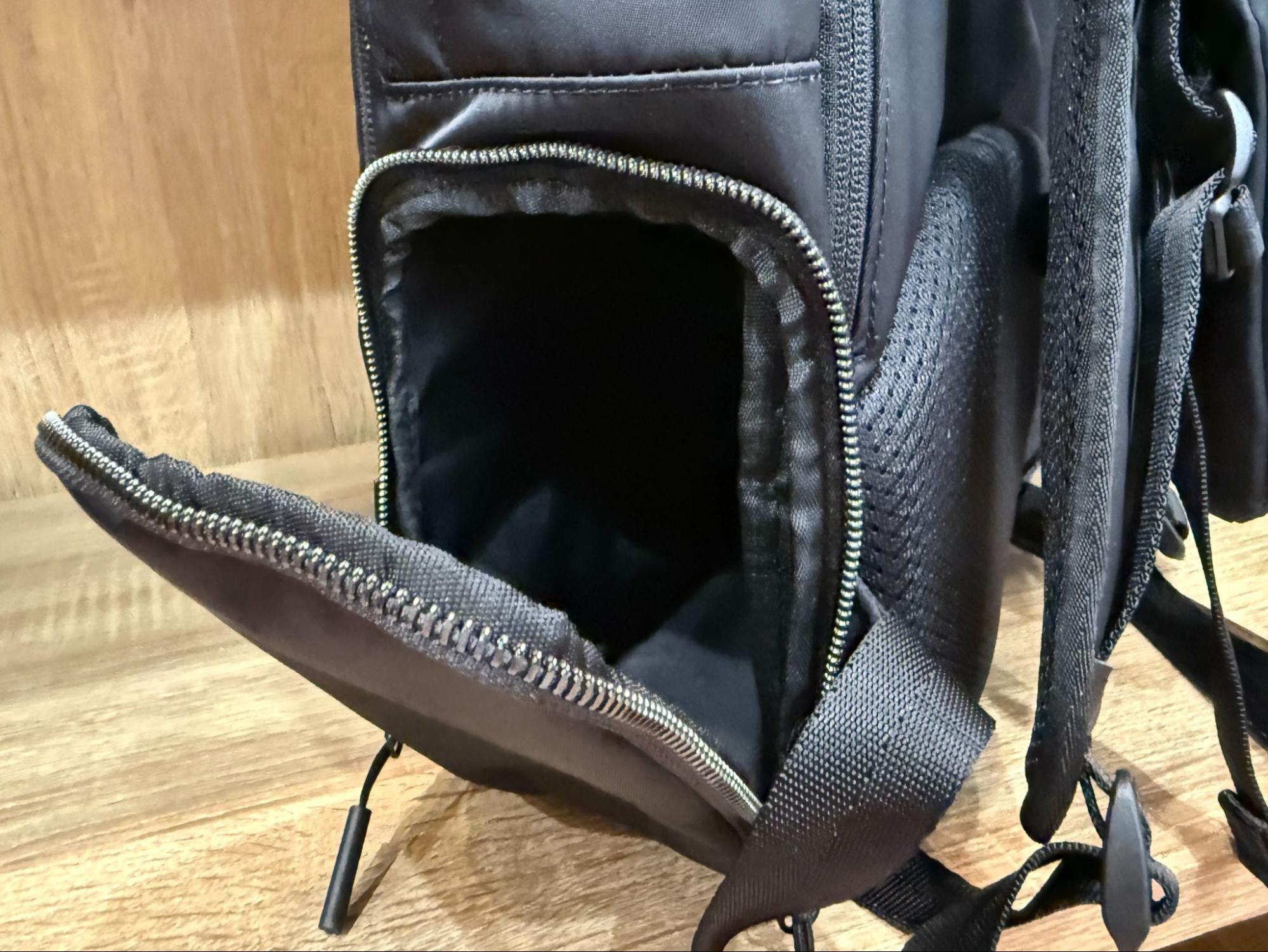 中にアクセスしやすい大型のポケットも。