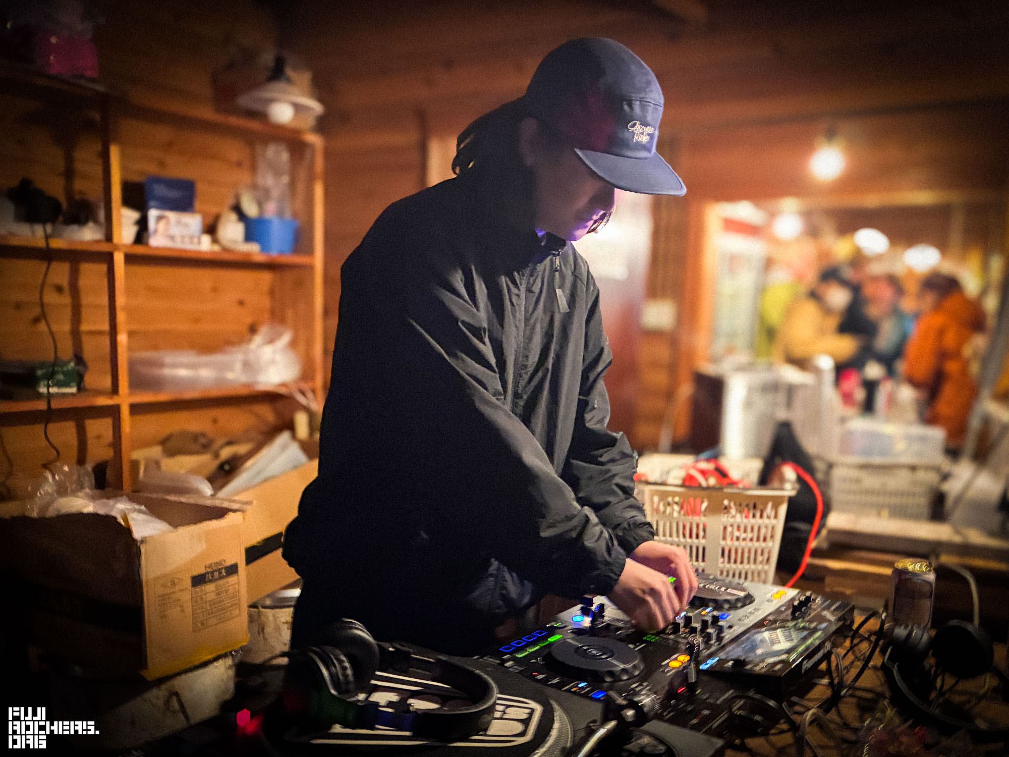 DJ POKASKA/Stones Taroを愛するUKGラバーであり、フジロックをこよなく愛する苗場の若頭。実験音楽とダンスミュージックのはざまを開拓するそのプレイは、エレクトロサウンドのオルタナティブな側面を表出させる。ご実家は東屋ロッヂさんという宿。現在は東京を中心に活動中。