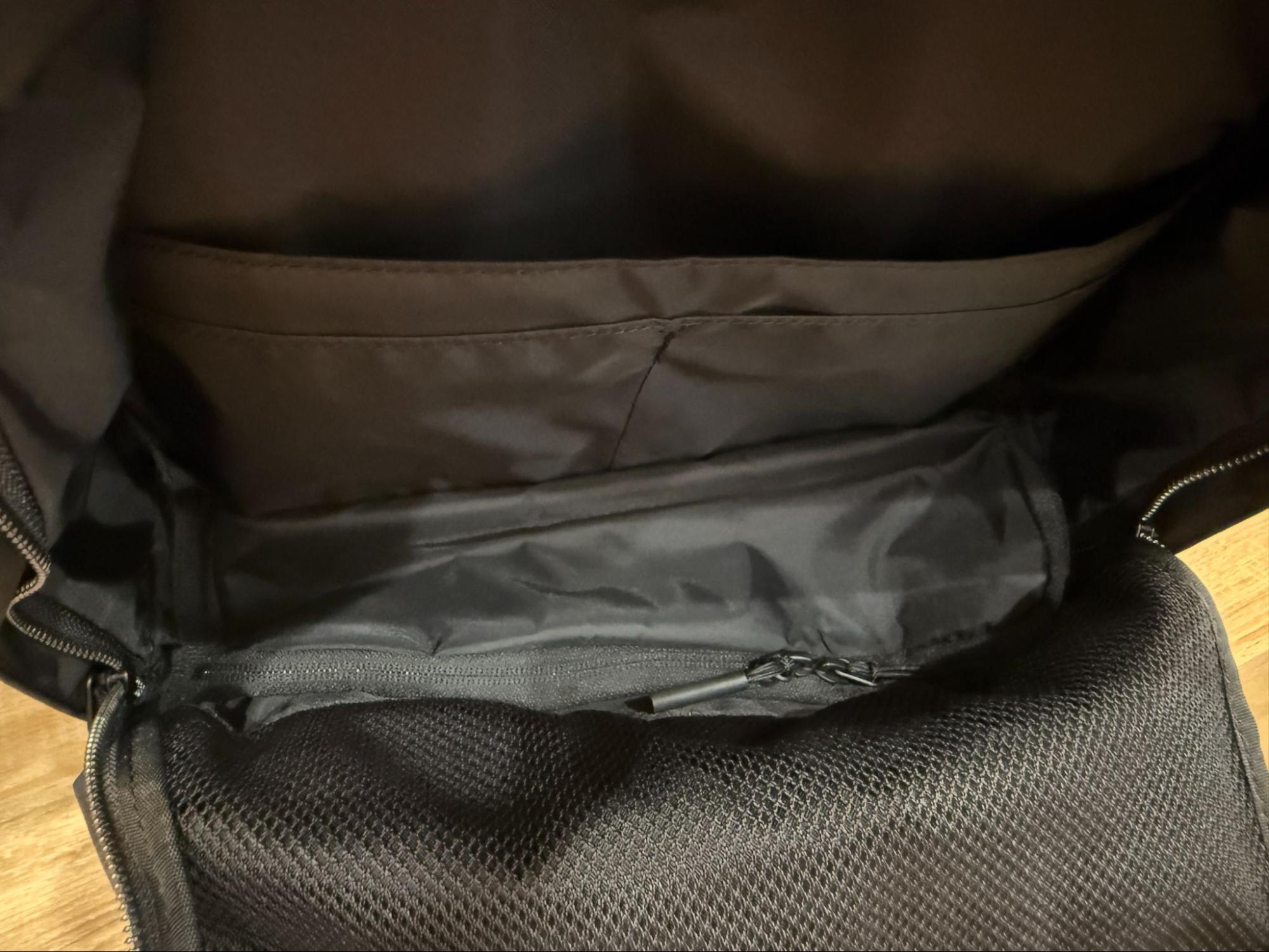 一番下に隠しポケットのように拡張できる部分が!濡れた服などもしまえる独立したエリアに。